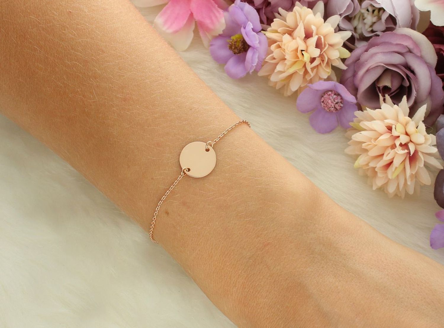 Bransoletka celebrytka ze srebra 925 z różowym pozłacaniem, zdobiona okrągłą blaszką (1,1 cm). Długość 18 + 2 cm. Subtelna i stylowa – idealna na prezent.1.jpg